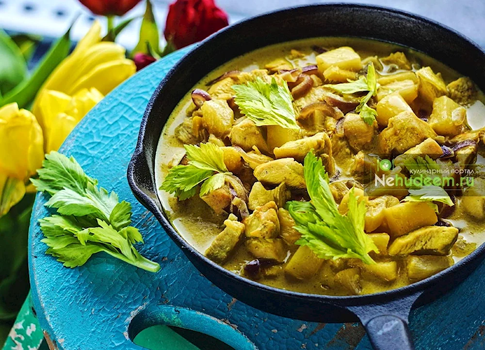 Зелёное карри с курицей и ананасом сверху