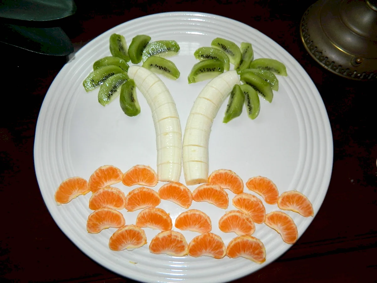 Пальма из фруктов на тарелке