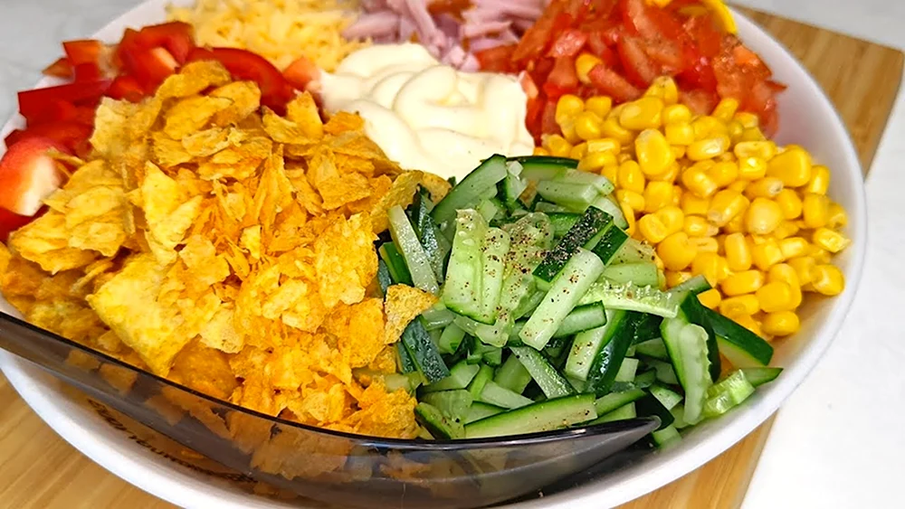 Салат с чипсами и кукурузой