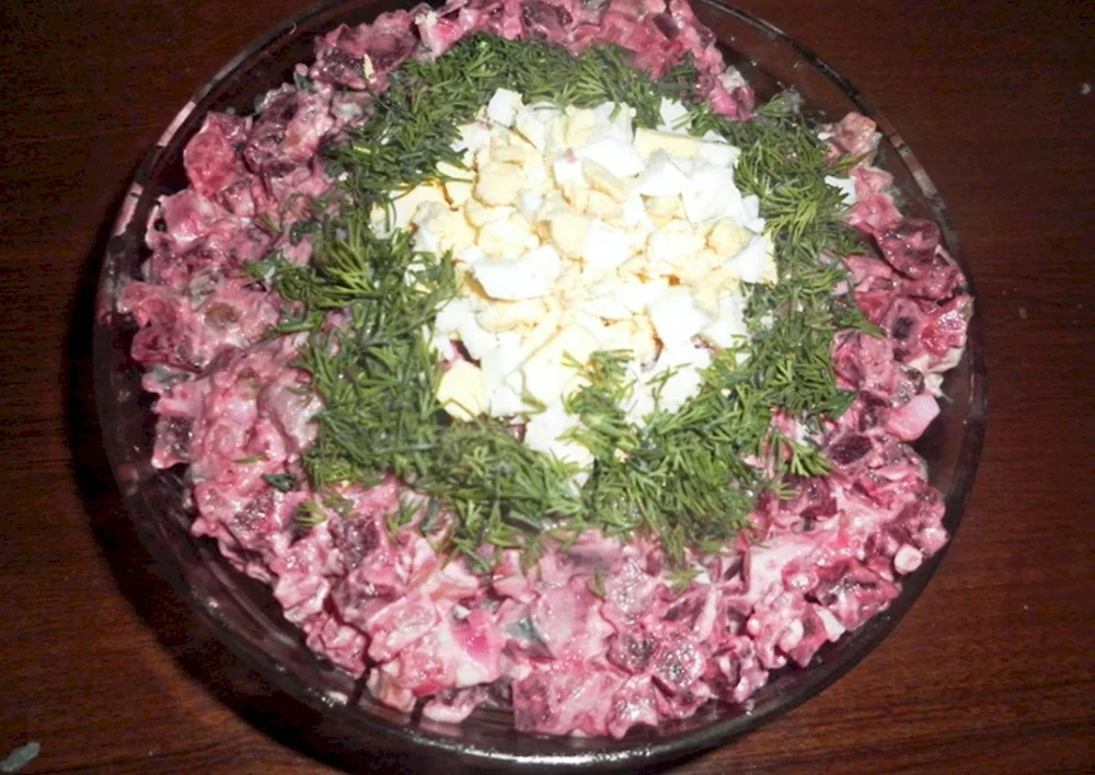 Шведский салат с сельдью и свеклой