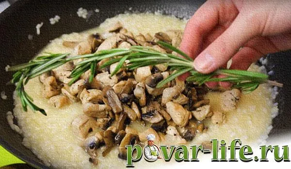 Добавление грибов и курицы