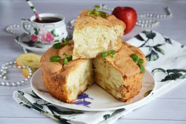 Простая шарлотка с яблоками, запечённая в духовке