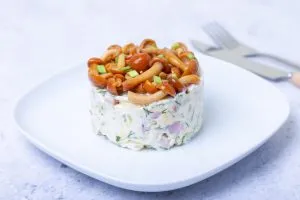 Салат с копченой курицей и корейской морковью