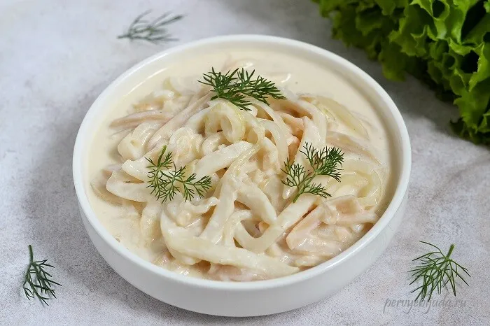 Кальмары тушеные в сметанном соусе — полезно, вкусно, быстро!