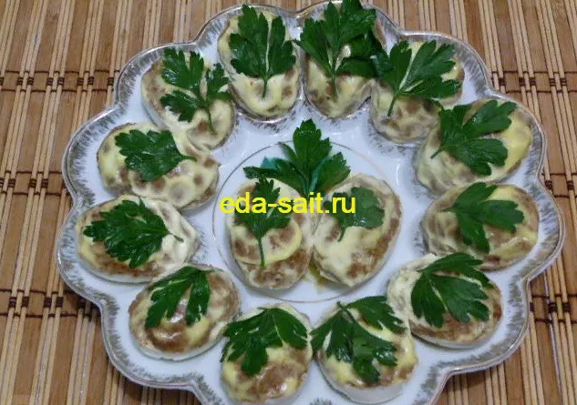 Яйца фаршированные куриной печенью фото