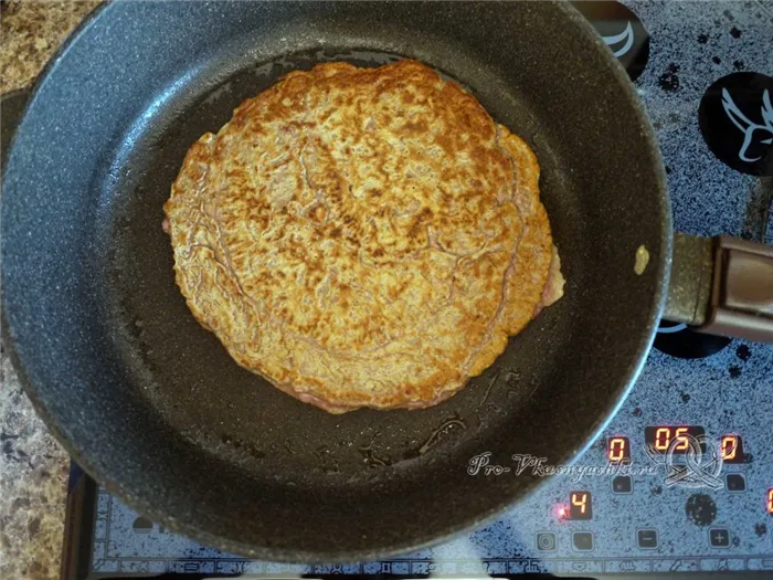 Печеночный торт с морковью и луком - обжариваем блин с другой стороны