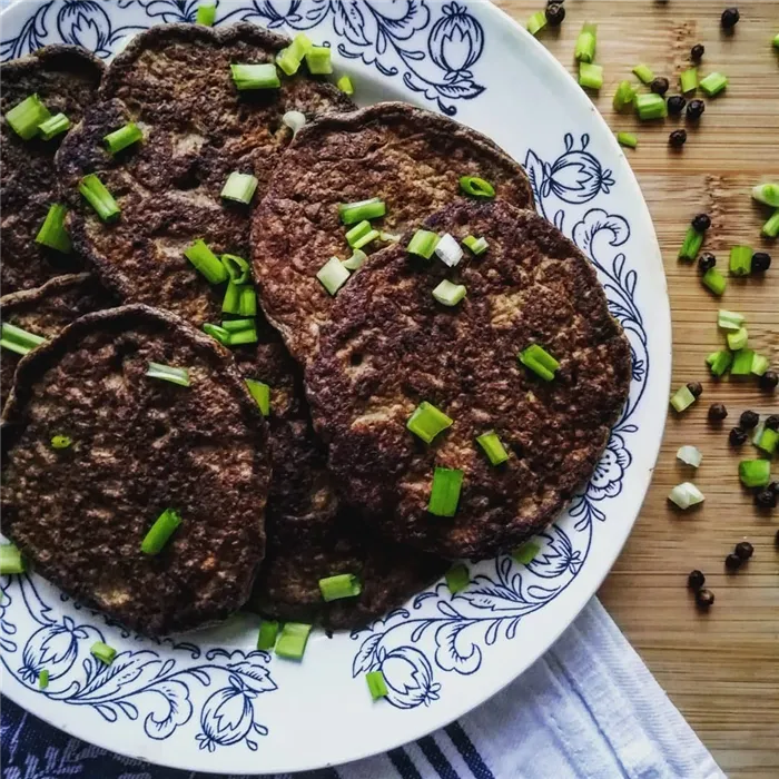 Первым делом подготовь основной мясной ингредиент: промой мясо под струей воды, удали пленку и сосуды. Затем измельчи мясо с помощью мясорубки или блендера, а если ни того, ни другого нет.