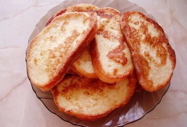 гренки на тарелке