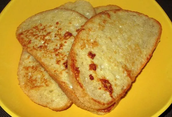 гренки на желтой тарелке