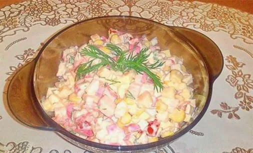 Салат с крабовыми палочками, кукурузой и помидорами