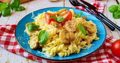 Макароны паста с грибами и курицей в сливочном соусе