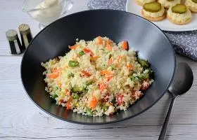 Кускус с овощами на сковороде