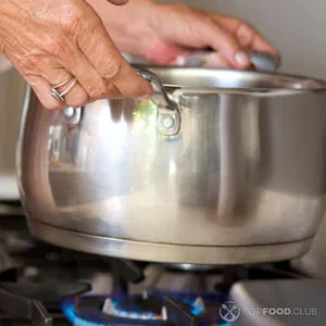 Плов с фасолью, копченой рыбой и омлетом