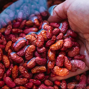 Плов с фасолью, копченой рыбой и омлетом