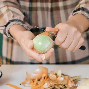 Плов с фасолью, копченой рыбой и омлетом