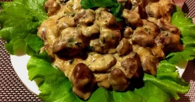 Куриные сердечки в мультиварке со сметаной, луком и зеленью