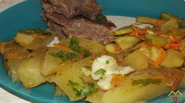 Тушеная картошка с мясом в кастрюле