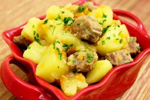 Тушеная картошка с мясом в кастрюле