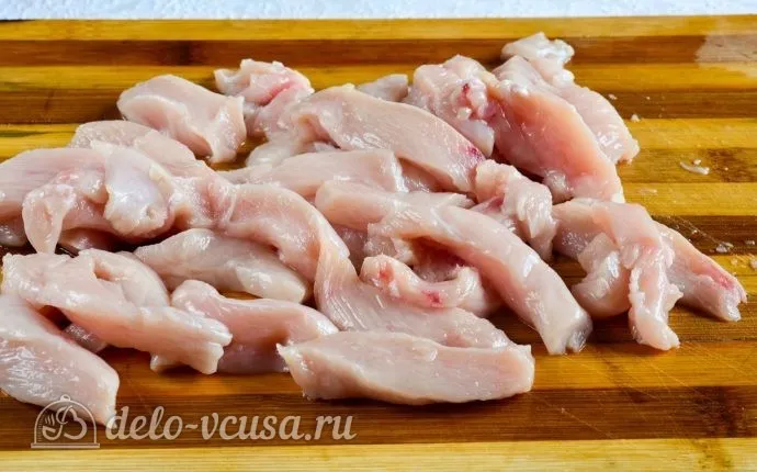 Гуляш из курицы со сметаной: Нарезать мясо курицы