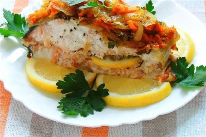 Стейки форели с луком и морковью