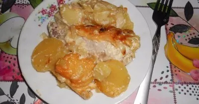 Куриные голени с картошкой и сыром под сливками