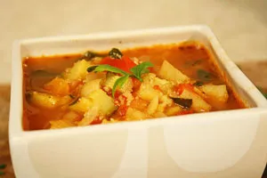 Овощное рагу с капустой, картофелем и кабачками