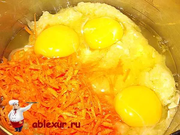 яйца и морковь с кабачками в кастрюле